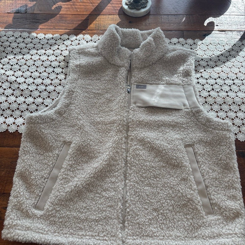 Woman’s FIGS Cozy Sherpa Zip Up Vest Size L. In New Condition.